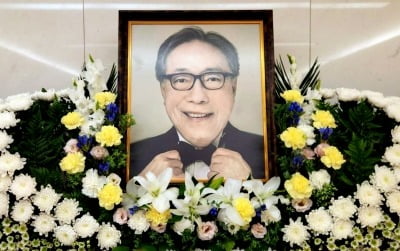 Bong Joon-ho and Song Kang-ho visit the funeral of the late Byun Hee-bong and pay their condolences in sorrow.