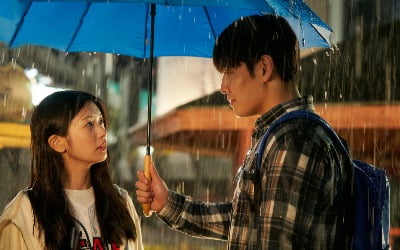 "뻔한 로코 아니에요" 강하늘·정소민의 케미 빛나는 영화 '30일' [TEN리뷰]