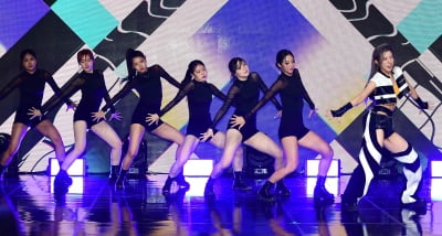 [TEN포토] 록킹돌 로아 '화려한 퍼포먼스'