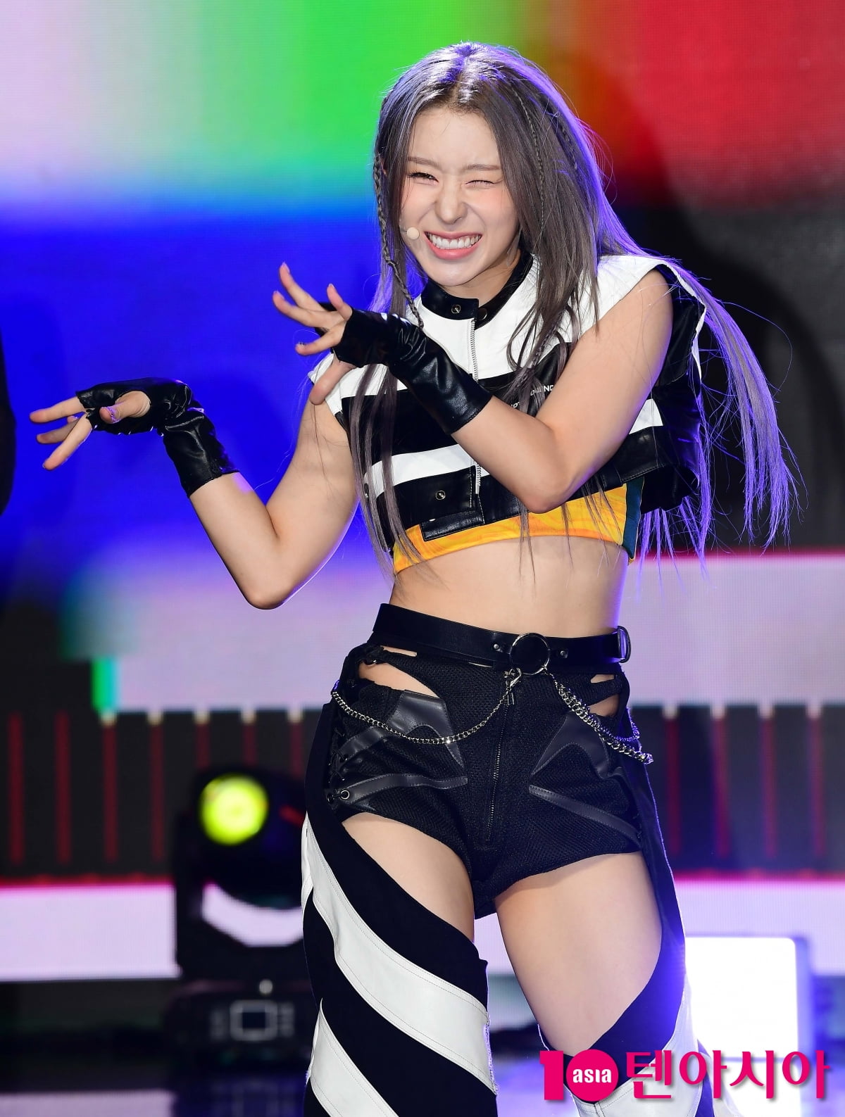 [TEN포토] 록킹돌 로아 '장난꾸러기 표정'