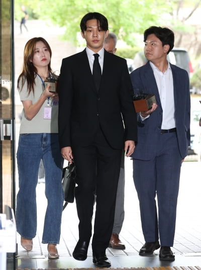 [TEN포토]'마약협의' 유아인 '법원에 출석'