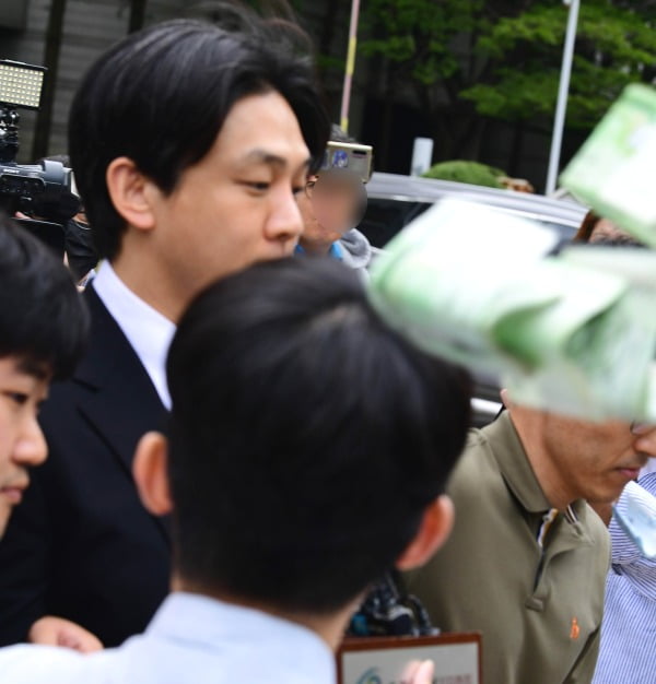 [TEN포토]'마약협의' 유아인 '영치금 쓰라고 한 시민이 뿌린 돈'