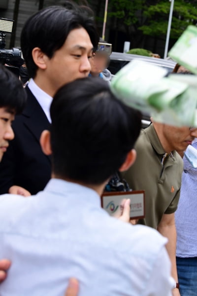 [TEN포토]'마약협의' 유아인 '영치금 쓰라고 한 시민이 뿌린 돈'