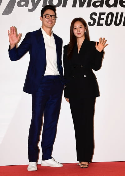 [TEN포토] 다니엘 헤니-권유리 '나란히 손인사'