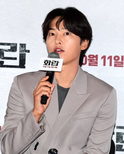 [TEN포토] 송중기 '득남 후 첫 영화'