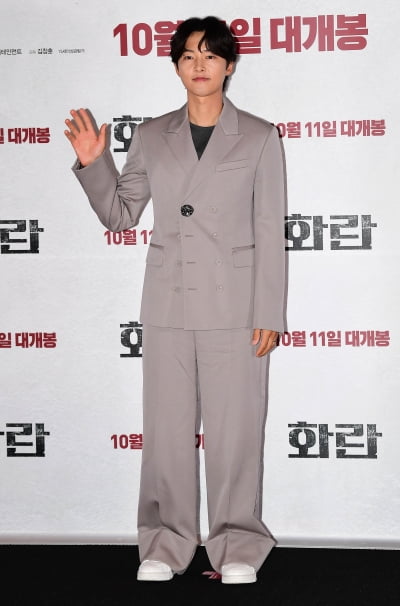 [TEN포토] 송중기 '소년미 넘치는 인사'