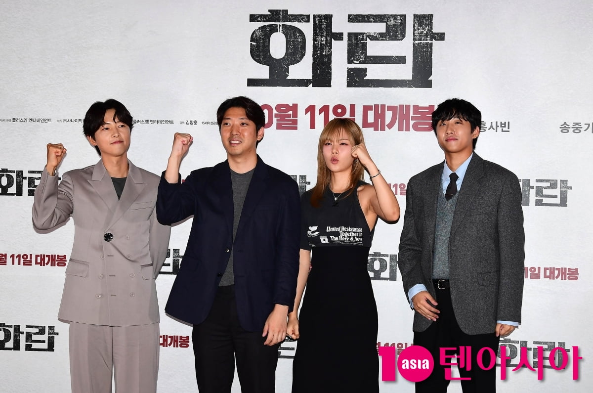 [TEN포토] 김창훈 감독-홍사빈-송중기-김형서 '영화 '화란' 힘찬 파이팅!'