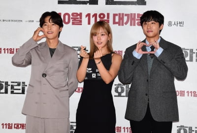 [TEN포토] 홍사빈-송중기-김형서 '뜨거운 하트 드려요'