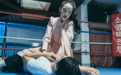 Actors Shin Hye-sun and Lee Jun-young from the movie 'Brave Citizen' perform unsparingly in action