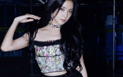 블랙핑크 지수, 무대에서도 아무거나 안 입네…D사 명품으로 치장