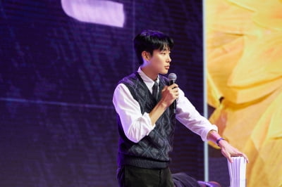 류준열, '6년 열애' ♥혜리 대신 팬들과 주말 생일파티