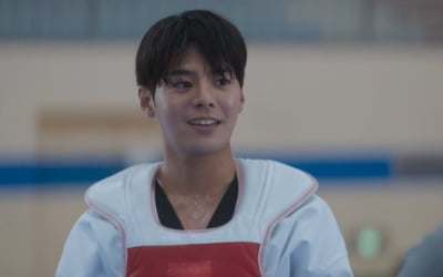 Actor Ryeo-woon of the drama ‘Sparkling Watermelon’ pursued his dream by playing the guitar secretly from his family.