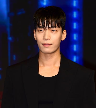 [TEN포토] 위하준 '샤프한 턱선'