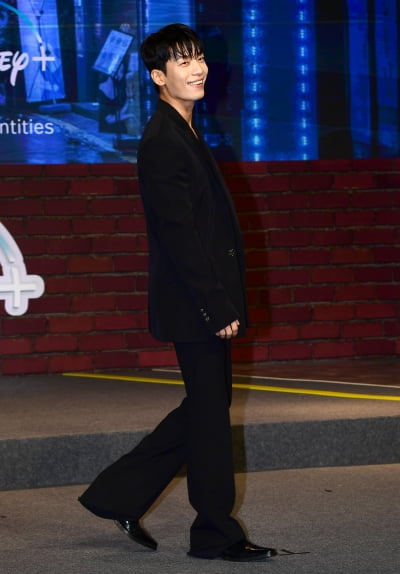 [TEN포토] 위하준 '시크한 블랙'