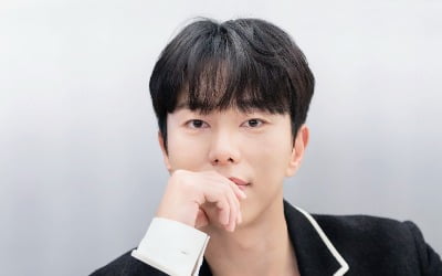 Actor Yoon Hyun-min of the movie ‘Family Glory’ says, “I wrote a movie review.”