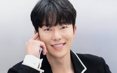 Actor Yoon Hyun-min of the movie ‘Family’s Glory’, “Yura, we’re betting on who will come first.”