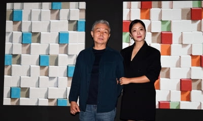 [TEN포토] 김희선 '극사실 화가 김강용과 함께'