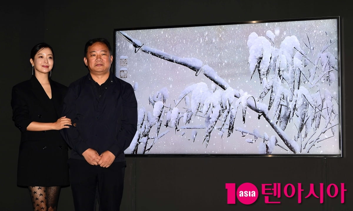 [TEN포토] 김희선 '제2의 백남준 이이남 작가와 다정하게'