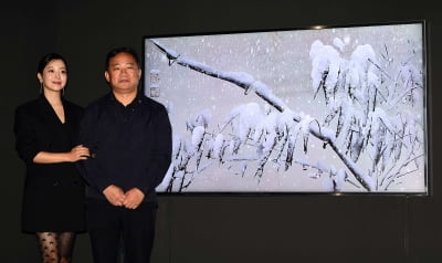 [TEN포토] 김희선 '제2의 백남준 이이남 작가와 다정하게'