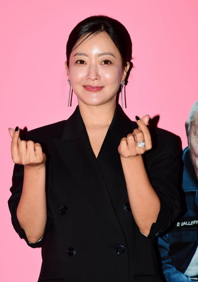 [TEN포토] 김희선 '아름다운 선물 展 기대하세요'