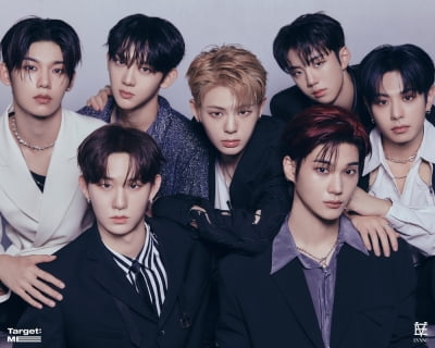 EVNNE exceeded 240,000 copies sold in the first week of debut