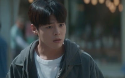 [종합] "아빠가 말을 한다"…1995년으로 타임슬립한 려운, 아버지 최현욱 만났다 ('반짝이는 워터멜론')