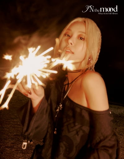 Wheein, 'sexy charisma' in front of fireworks