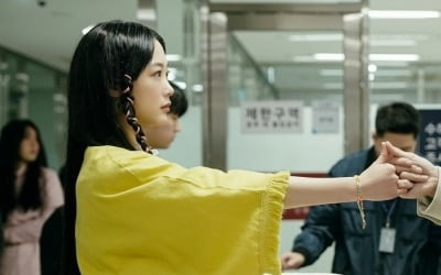 Yumi Lee smiles as soon as she sees the handsome Ong Seongwu