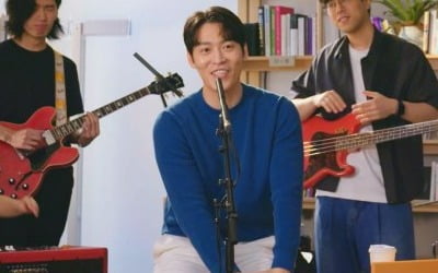 John Park, who had a daughter, revealed his side as an emotional ballader