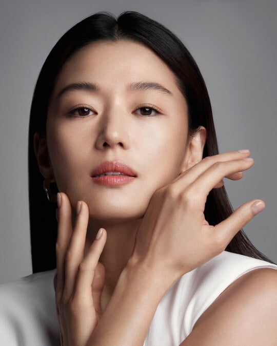 전지현, 20대도 울고 갈 '무결점' 투명 피부