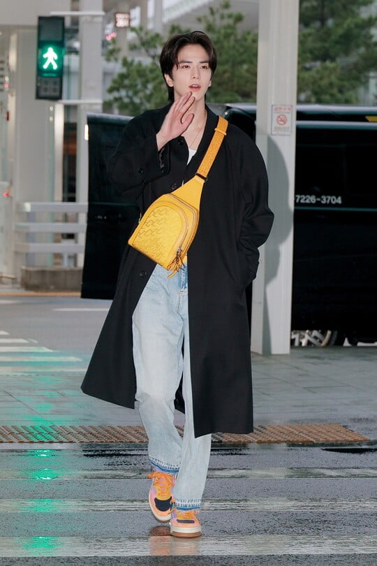 더보이즈 영훈, 세련된 믹스매치로 훈훈한 공항패션 '완성'