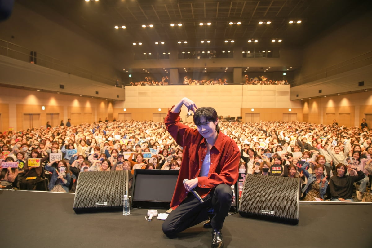 김영대, 日 오사카 팬들 위한 따뜻한 눈빛