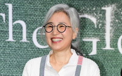 Kim Eun-sook soars with wings of glory with 'The Glory'