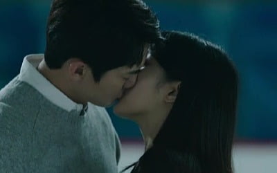 Cheating Yoo Yeon-seok, Moon Ga-young, deep kiss