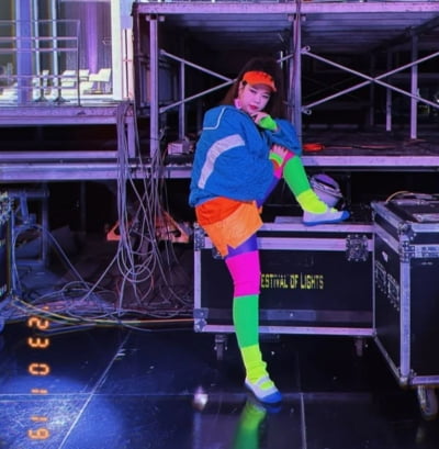 Hong Hyun-hee, shocking neon fashion that you can't keep your eyes on
