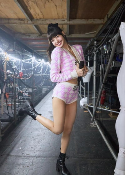 Blackpink Lisa, hot pants that are too short