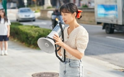 Jeon Do-yeon, who raised her nephew as her daughter, took the lead in protesting.