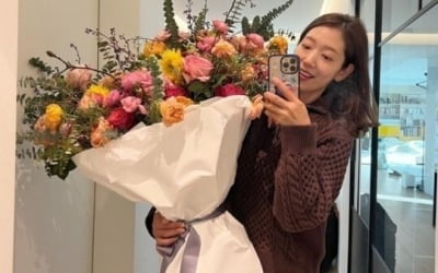 Park Shin-hye, a photo holding a large bouquet of flowers