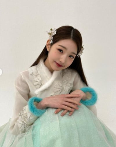 Jang Wonyoung A beautiful, curly look like a thousand-year-old doll