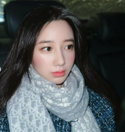 Jo Hyun shows off her luxurious beauty with a scarf from Company D
