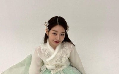 Jang Won-young, 'flower beauty' revealed in Hanbok
