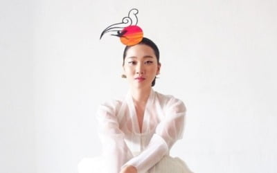 Jang Yoon-ju greets the New Year wearing a see-through hanbok