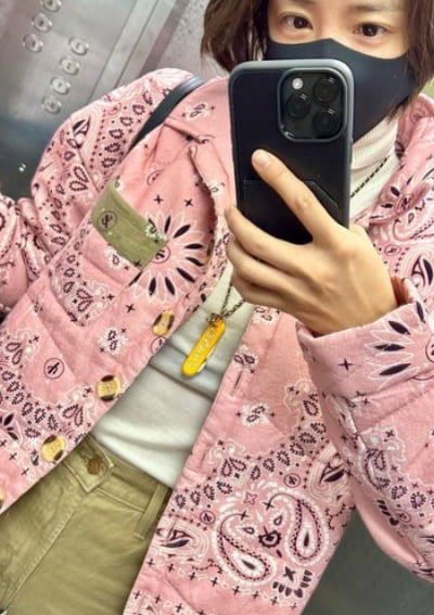 Lee Si-young, pink quilted fashion that a grandmother in her 70s would wear