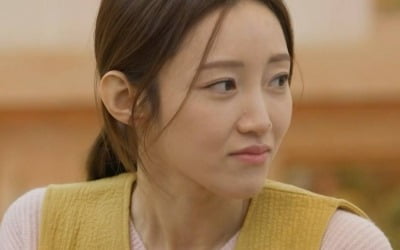 Seo Ha-yan, with a straight face towards Lim Chang-jung, who runs a business.