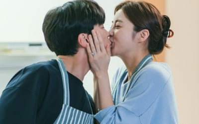 Kang So-ra reveals photos from her honeymoon days...