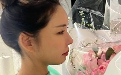 Kim Jun-hee bursts into tears at the surprise of her younger husband's 1,000th wedding day