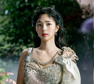 Chae Soo-bin returns to theater with 'Shakespeare in Love'