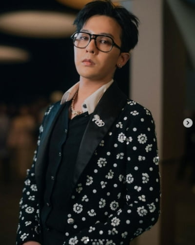 Big Bang's G-Dragon, must be a luxury product from head to toe