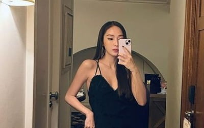 Jessica, model pose wearing a low-cut dress