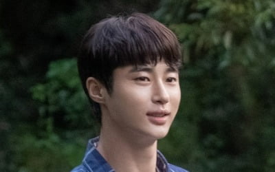 Byun Woo-seok silently guards Kim Da-mi and Jeon So-ni.